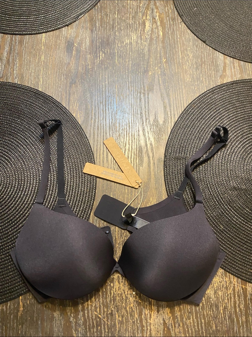 SKIMS ultimate push up plunge 33C Bra - Black NWT creases in pads